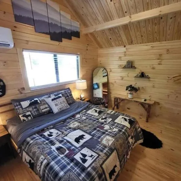 Picturesque Family Cabin with Loft in Tennessee, hotel v mestu Hornet