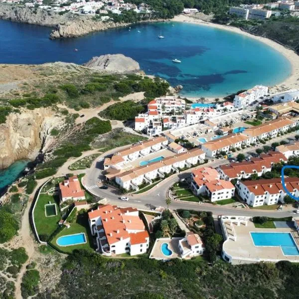 Stunning sea views apartment, pool, 5 min walk to beach, hotel v destinácii Arenal d'en Castell