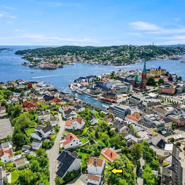 Sentrum - Koselig hus med parkering, hotell i Arendal