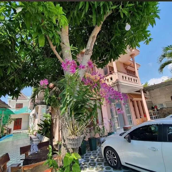 San Vuon Guesthouse، فندق في موي ني