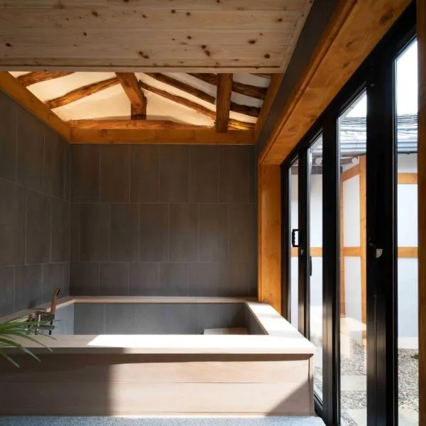 Luxury hanok with private bathtub - SW02, hotel en Seúl