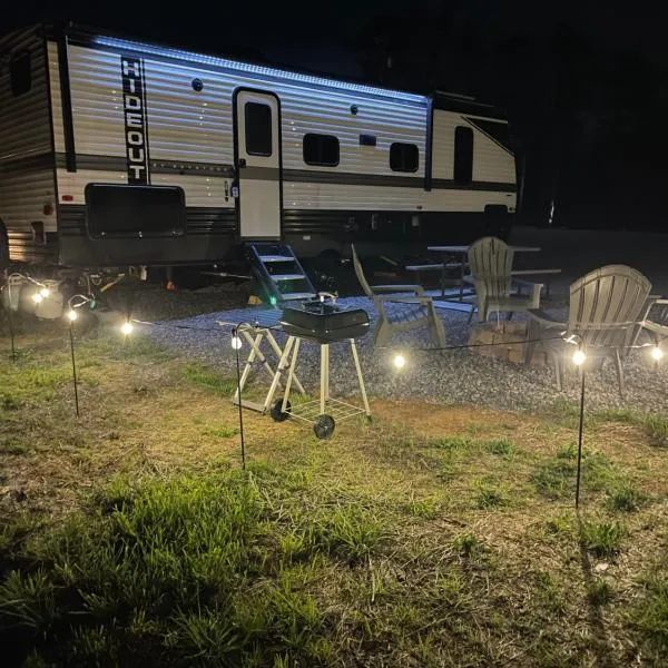 Mountain Top Hideout, отель в городе Севьервилл