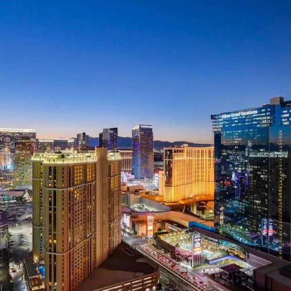 MGM Signature-36-705 F1 Track & Strip View Balcony, hotel in Las Vegas