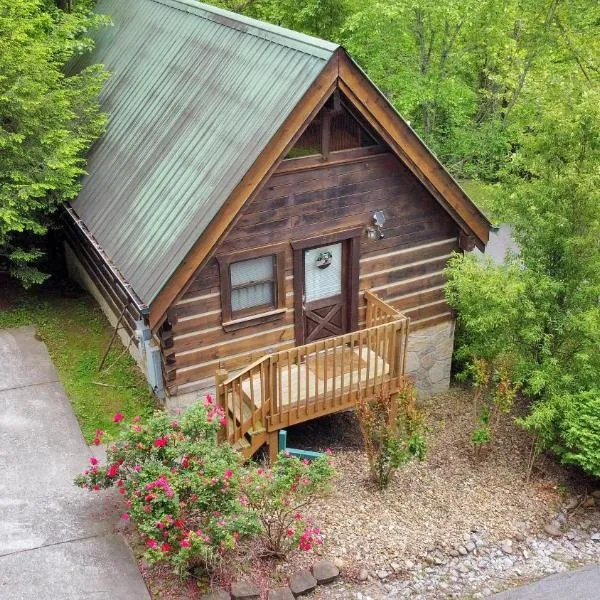 Cozy Cabin! Hot Tub, King Bed, Fireplace, & Pool, viešbutis mieste Gatlinburgas