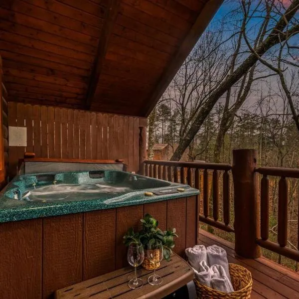 Log Cabin, Hot Tub, Fireplace, Pool Table & Views!, отель в городе Севьервилл