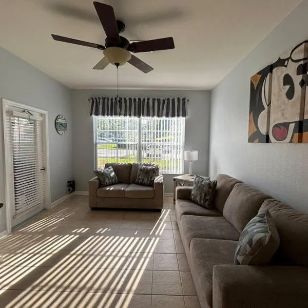 Disney Fan Condo-Renovated 2024, hotel in Kissimmee