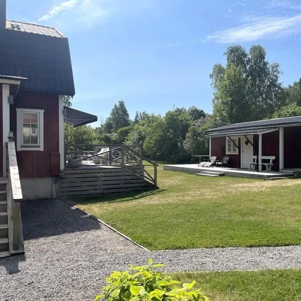 Mysig stuga i Stavnäs By- Sommarhamn, Värmdö, hotell i Stockholm