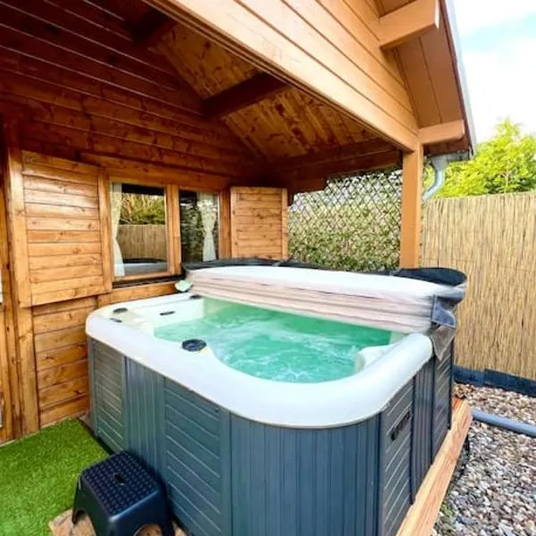 Cozy chalet with garden and jacuzzi near Amsterdam, hotell i Amsterdam