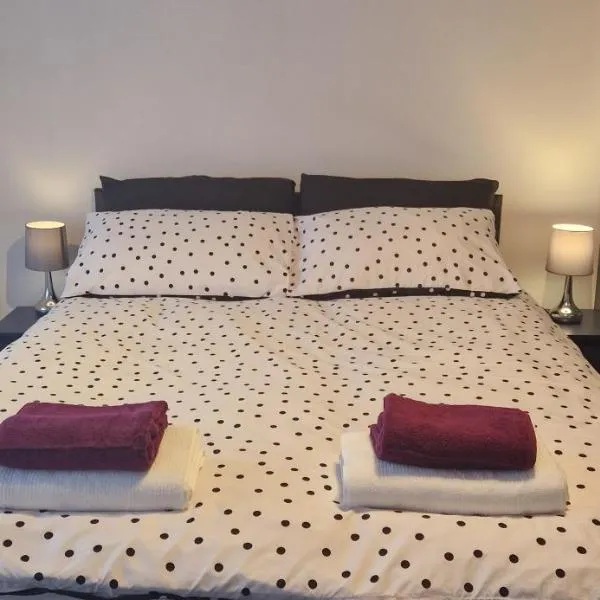 Large Double room near London Heathrow Airport, hotelli kohteessa Hayes