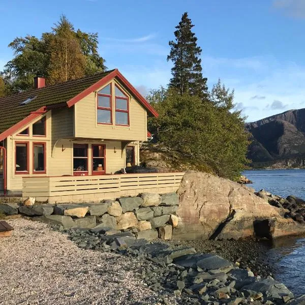 Seaside 3-bedroom House, hotell i Måløy