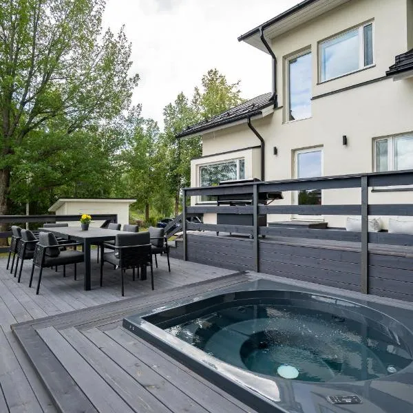 Villa Gaia! - Luxury villa with jacuzzi and beach next to trainstation 10 minutes to Tampere city! 1,5 hours to Helsinki, מלון בטמפרה