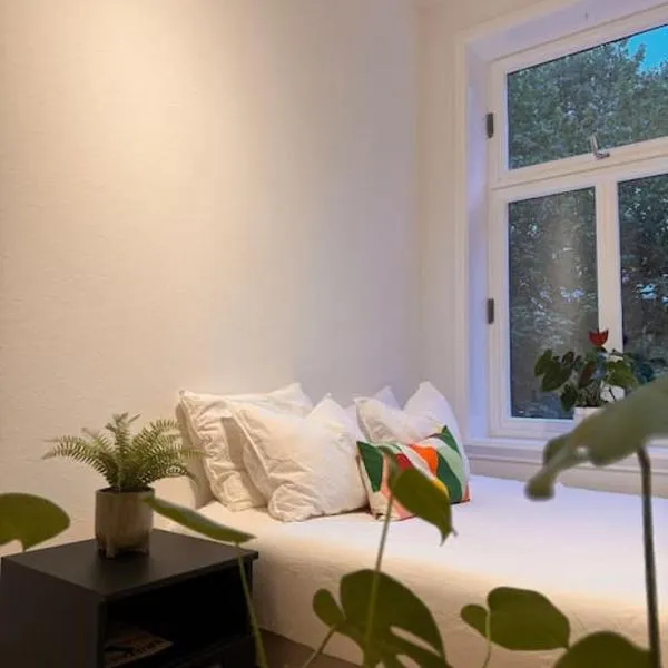 Central & Modern 2BR Apt, 4min Subway to Oslo City, hotell i Oslo