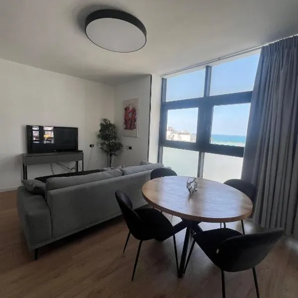 3Bedrooms Suite With Balcony and shelter Yarkon13, отель в Тель-Авиве