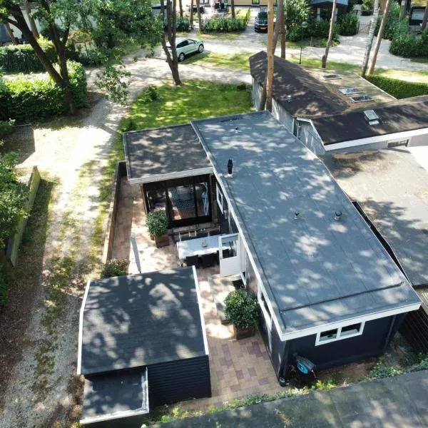 Chalet bosrijk Midden in de natuur-eten&drinken-activiteiten-ontspanning-huisdieren welkom-en nog veel meer, hotel in Hoenderloo