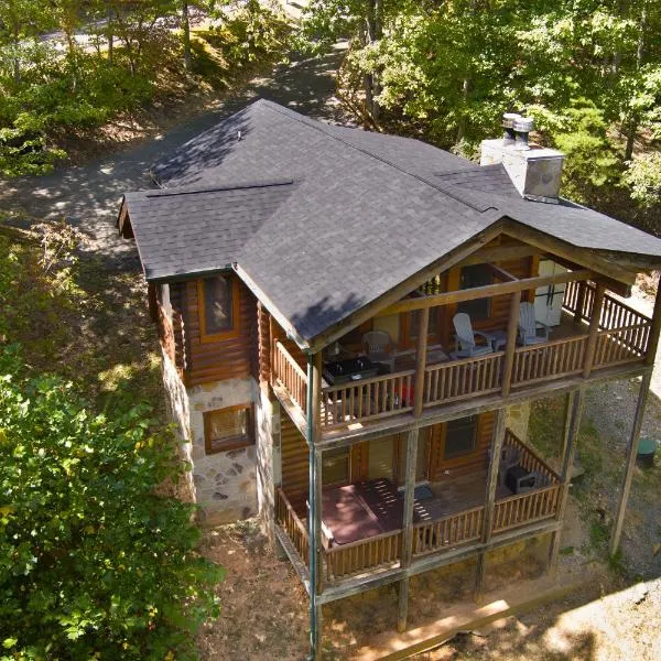 Private Smoky Mountain Luxury Log Home with 2 Fireplaces, Hot Tub & Community Pool, hotel v mestu Hornet