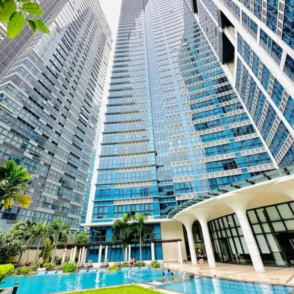 Cosy 1BR Uptown BGC with Balcony and Swimming Pool, hotel sa Maynila