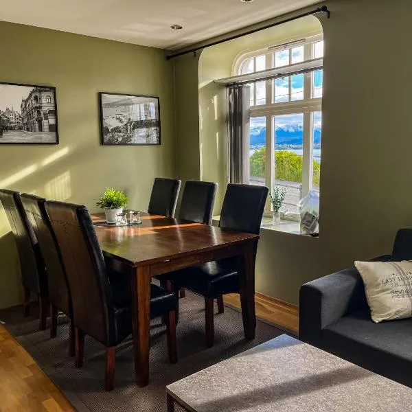 Two-Bedroom City Apartment with Fire Place, Free Parking and Fjordview Terrace - Calm and Central: Ålesund şehrinde bir otel