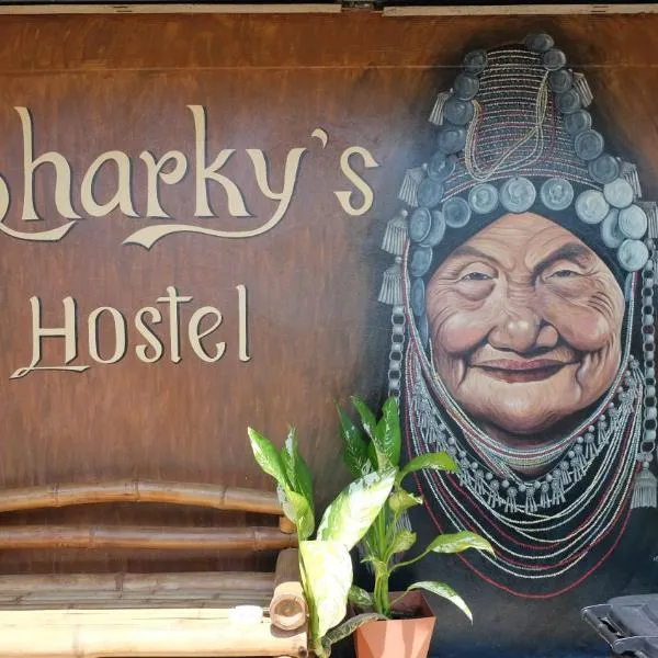 Sharky's Hostel, hotel di Pai