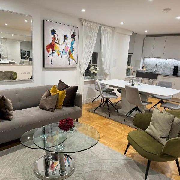 High Luxury flat for 6 people close to Earl's Court Zone 1: Londra'da bir otel