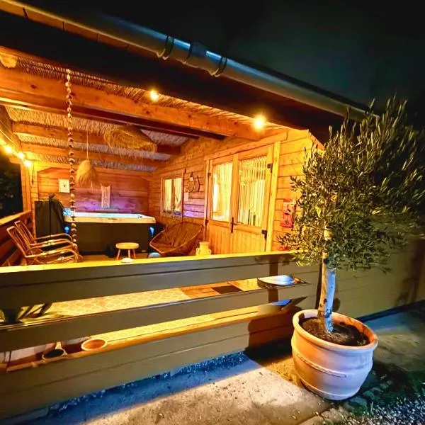 Mediterranean style chalet with jacuzzi and garden near Amsterdam, hotell i Amsterdam