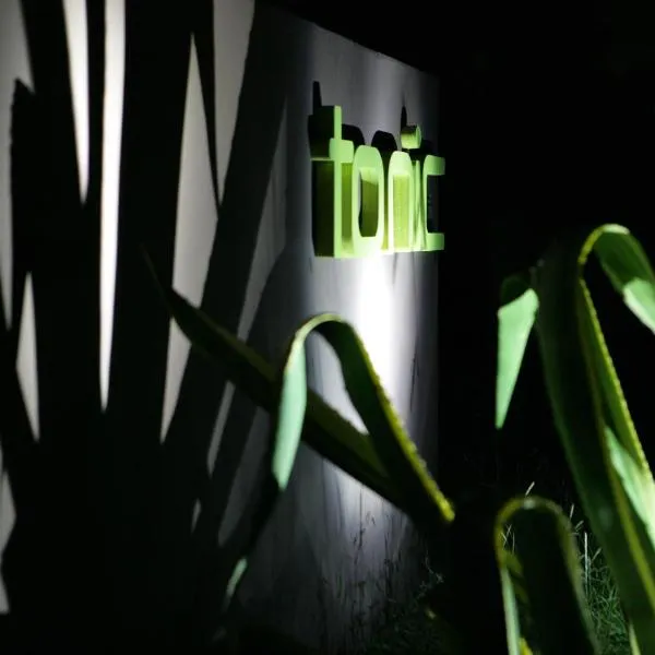 Tonic Hotel, hotel em Broke