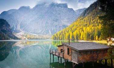 Hotelek a Lago di Braies tó közelében