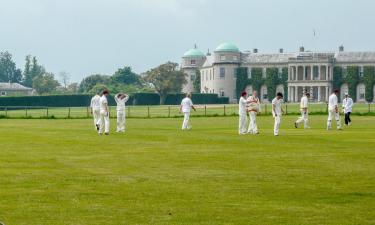 Goodwood House – hotely poblíž