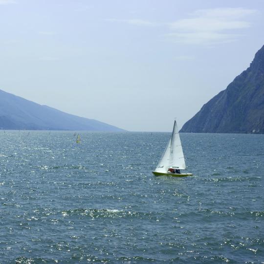 Windsurfen en zeilen op het Gardameer