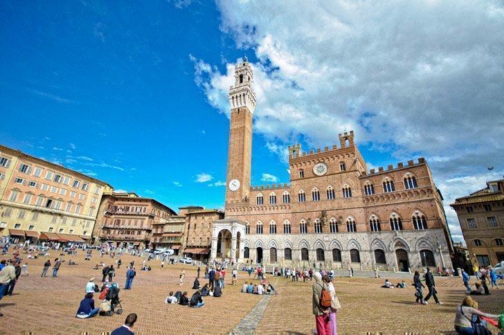 The Piazza del Campo is one of the top things to see in siena italy