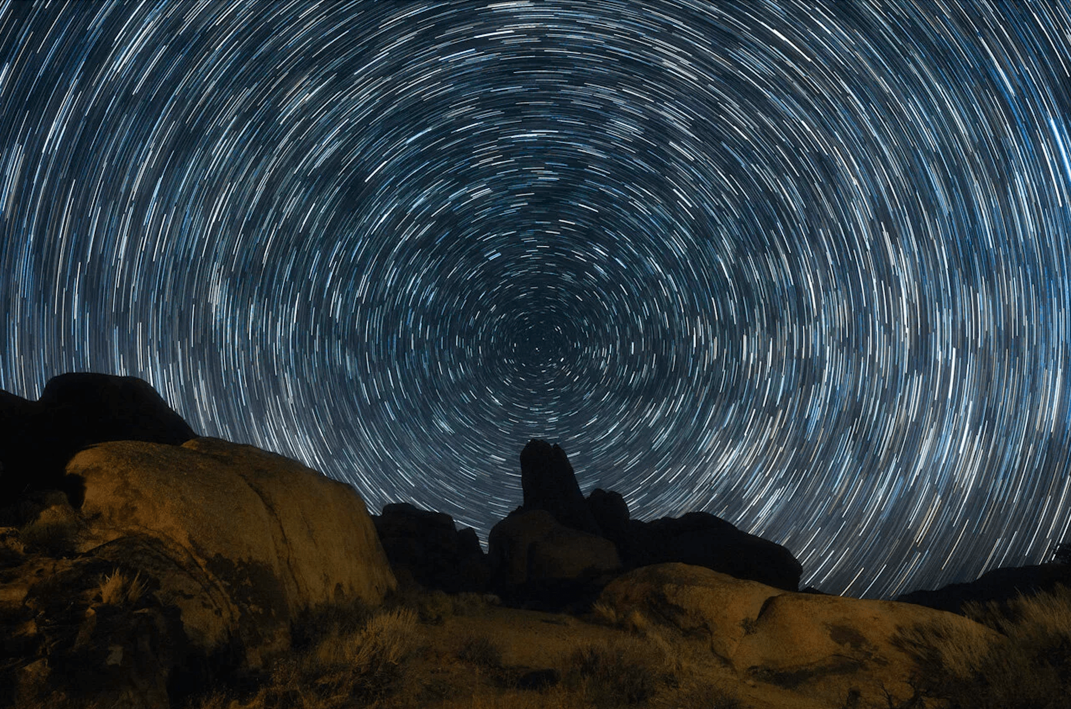 Polaris, conocida como la estrella polar, se encuentra en el centro de esta imagen, que capta el movimiento de las estrellas alrededor del polo norte celeste durante varias horas.