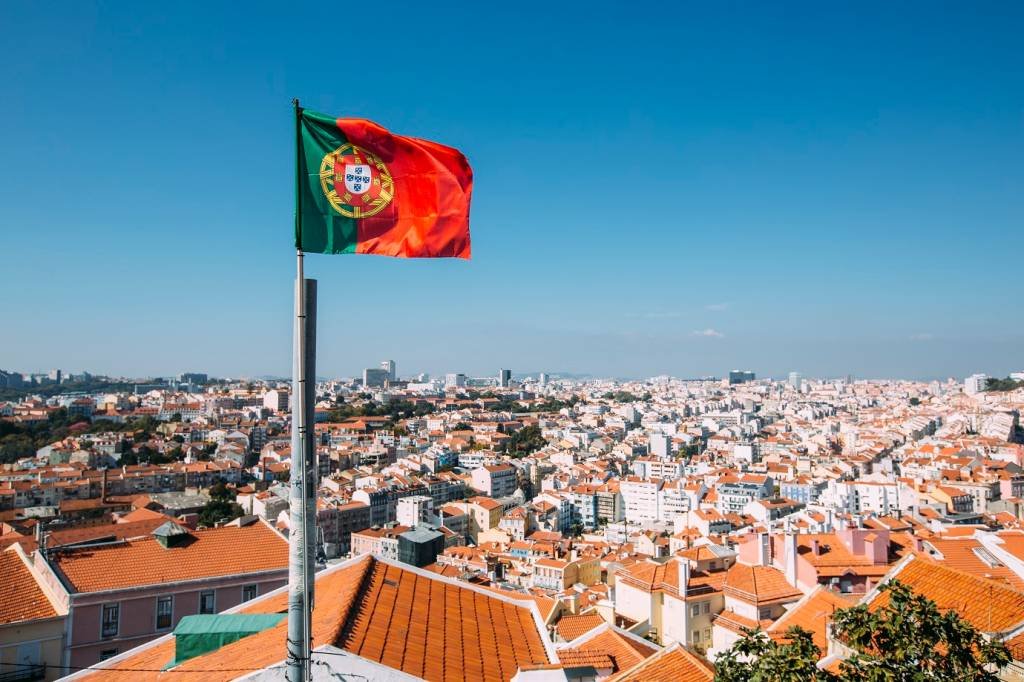 Portugal aprova lei que facilita pedido de residência para brasileiros