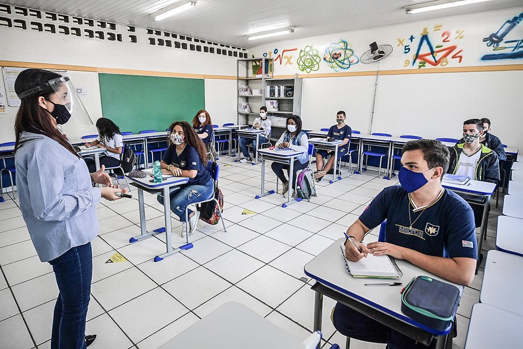 Aula presencial é obrigatória no estado de SP. Escolas estão preparadas?