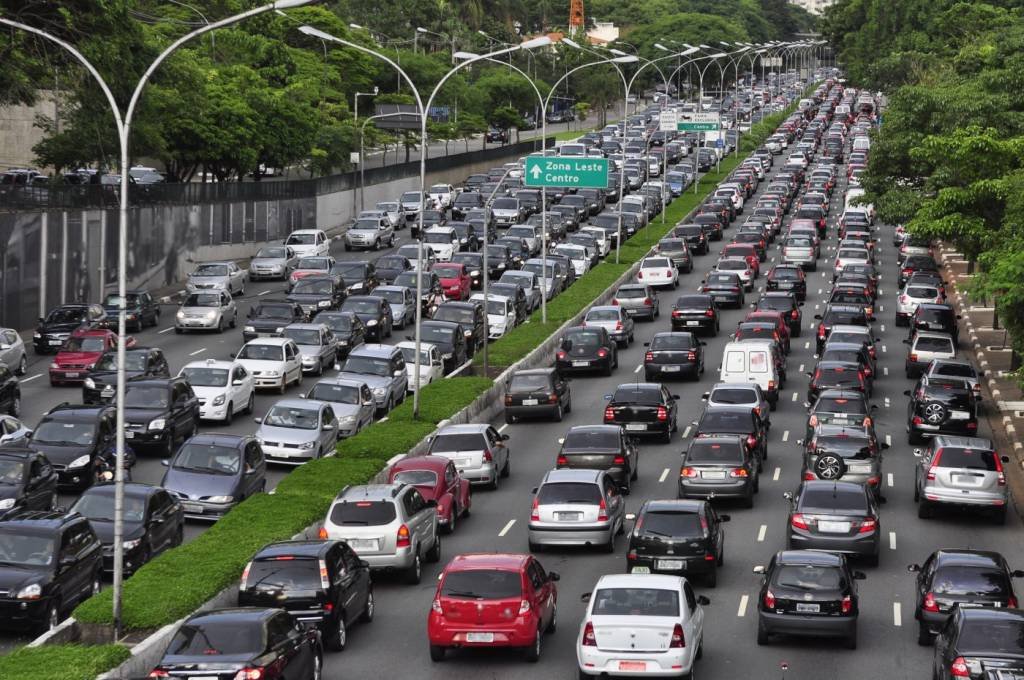 Rodízio de veículos em SP está suspenso a partir desta segunda, 23