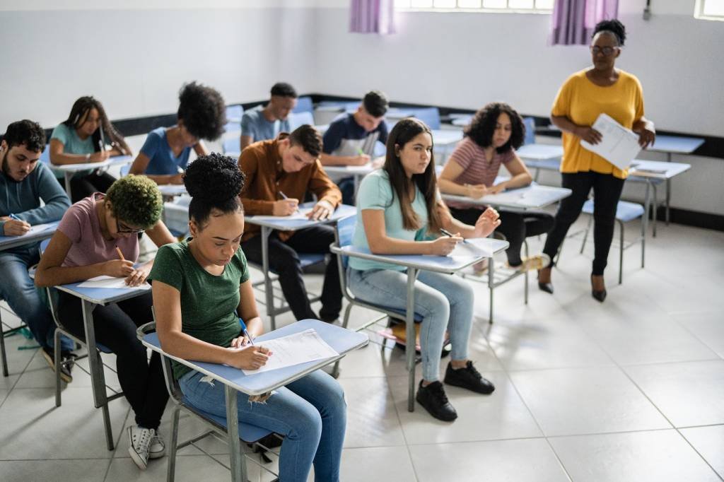 IBGE: cai número de adolescentes fora da escola, mas trabalho é maior motivo para não estudar