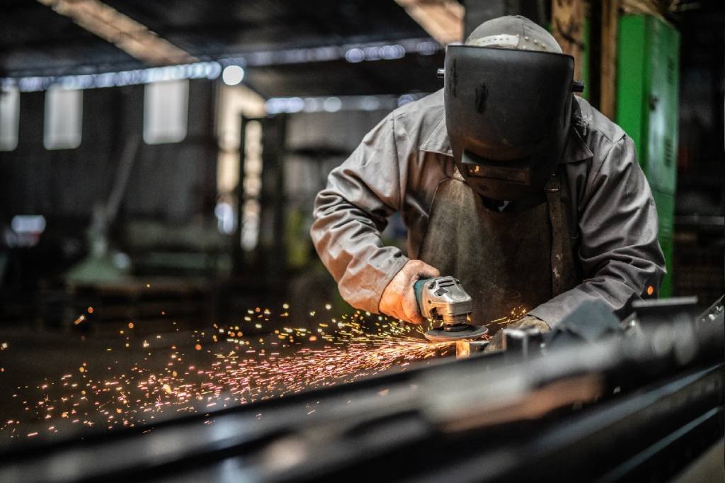 Produção industrial recua 0,2% em outubro, após dois meses de crescimento