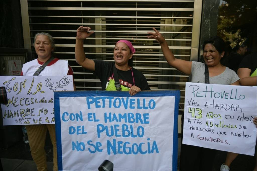 Ministra da Argentina disse que receberia quem tem fome; fila chegou a 30 quarteirões