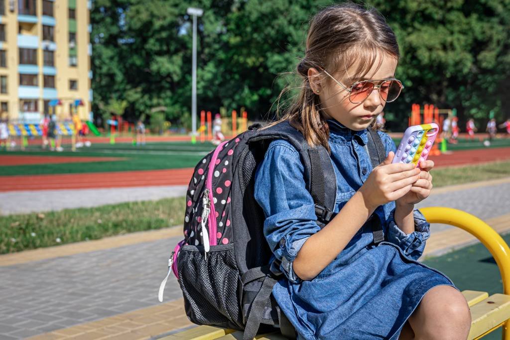 Senado aprova projeto para restringir uso de celular em escolas