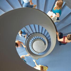 Studierende auf Wendeltreppe