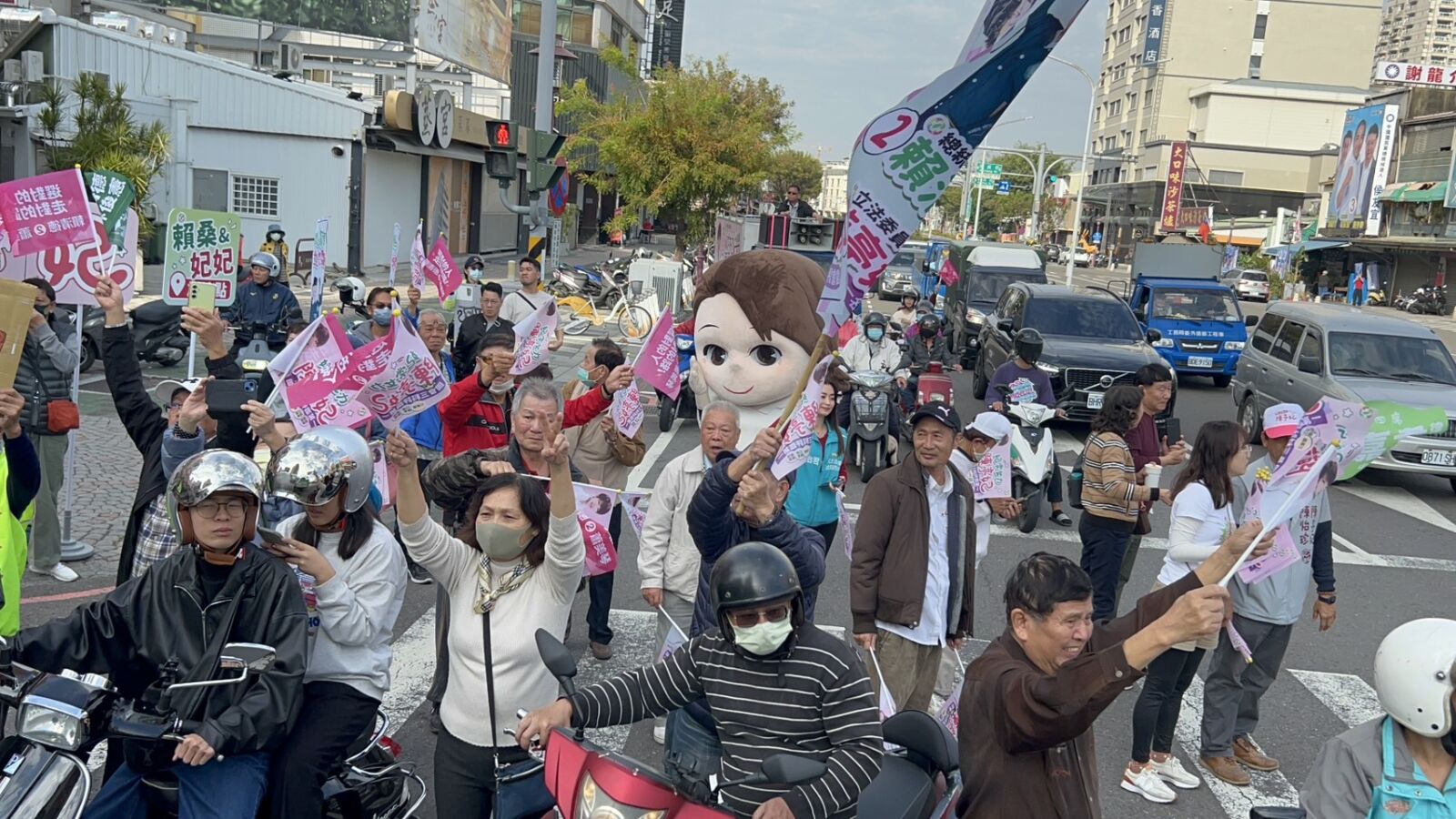 黃金週／醫師、護士穿白袍挺賴清德 南部車掃「微冷」路口見柯粉禮貌微笑 5