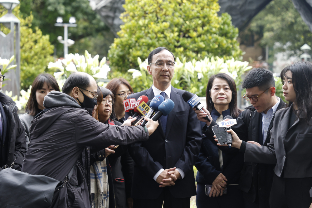 國民黨主席朱立倫27日於二二八和平紀念公園獻花致意 。