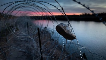 El zapato de un niño cuelga atrapado en alambre de púas en lo alto de la orilla del Río Grande el 9 de enero de 2024 en Eagle Pass, Texas. (Foto: John Moore/Getty Images).