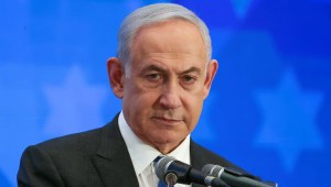 El primer ministro de Israel, Benjamin Netanyahu, se dirige a la Conferencia de Presidentes de las principales organizaciones judías estadounidenses, en medio del conflicto en curso entre Israel y el grupo islamista palestino Hamas, en Jerusalén el 18 de febrero de 2024. (Foto: Ronen Zvulun/Reuters).