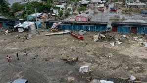 En una vista aérea, se observa a los habitantes de un pueblo pesquero tras el paso del huracán Beryl por la zona el 4 de julio de 2024, en Old Harbor, Jamaica. (Crédito: Joe Raedle/Getty Images)