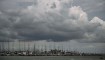 Barcos en un puerto deportivo antes de la llegada de la tormenta tropical Beryl a Corpus Christi, Texas, el 7 de julio de 2024. (Crédito: MARK FELIX/AFP vía Getty Images)