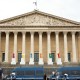 Agentes de policía frente al edificio de la Asamblea Nacional francesa (Assemblee Nationale) antes de los primeros resultados de la segunda vuelta de las elecciones legislativas francesas en París, el 7 de julio de 2024. (Crédito: ALAIN JOCARD/AFP vía Getty Images)