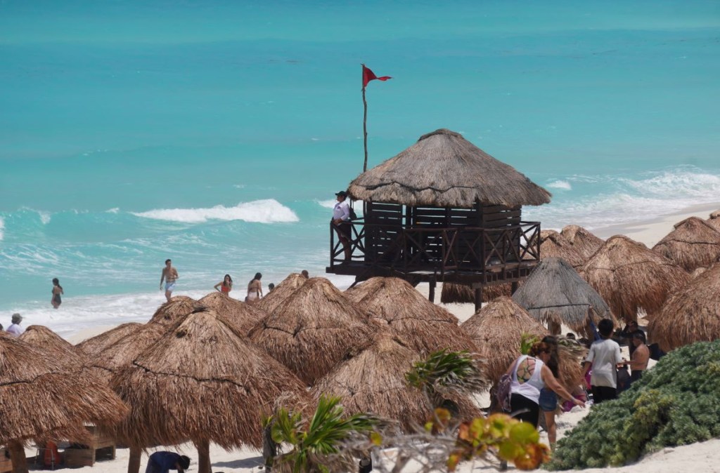 Un salvavidas aparece fotografiado antes de la posible llegada del huracán Beryl a Cancún, estado de Quintana Roo, México, el 3 de julio de 2024. (Foto de ELIZABETH RUIZ/AFP vía Getty Images)