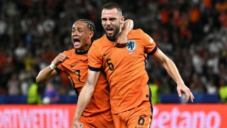 Stefan de Vrij (derecha) celebra con su compañero Xavi Simons tras marcar el primer gol de Países Bajos contra Turquía. (Javier Soriano/AFP/Getty Images)