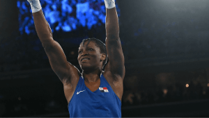 La panameña Atheyna Bibeichi Bylon reacciona después de vencer a Cindy Winner del Equipo Olímpico de Refugiados, Djankeu Ngamba, en la semifinal de boxeo femenina de 75 kg durante los Juegos Olímpicos de París 2024 en el Estadio Roland-Garros el 8 de agosto de 2024. (Foto de Mauro Pimentel - Pool/Getty Images)