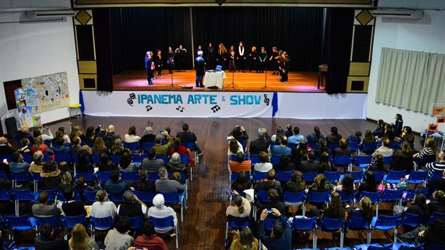 Grupo Vocal Em Movimento é composto por estudantes de 4º e 5º anos EF, que são incentivados a desenvolver a arte musical através do canto e da expressão corporal.