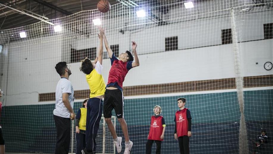 Basquete desenvolve habilidades como trabalho em equipe e respeito às regras do jogo.